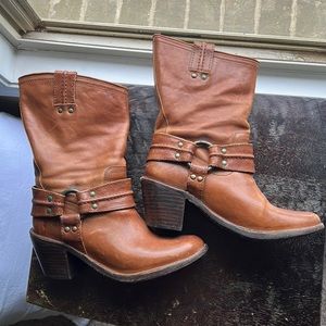 Gently used Carmen harness short motorcycle Frye boots